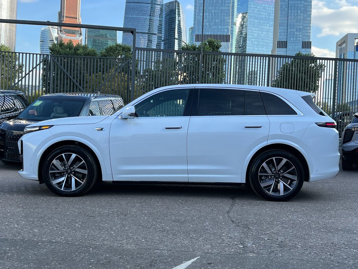 Китайский электромобиль Lixiang L7 в автосалоне компании "Unity Auto" в Москве