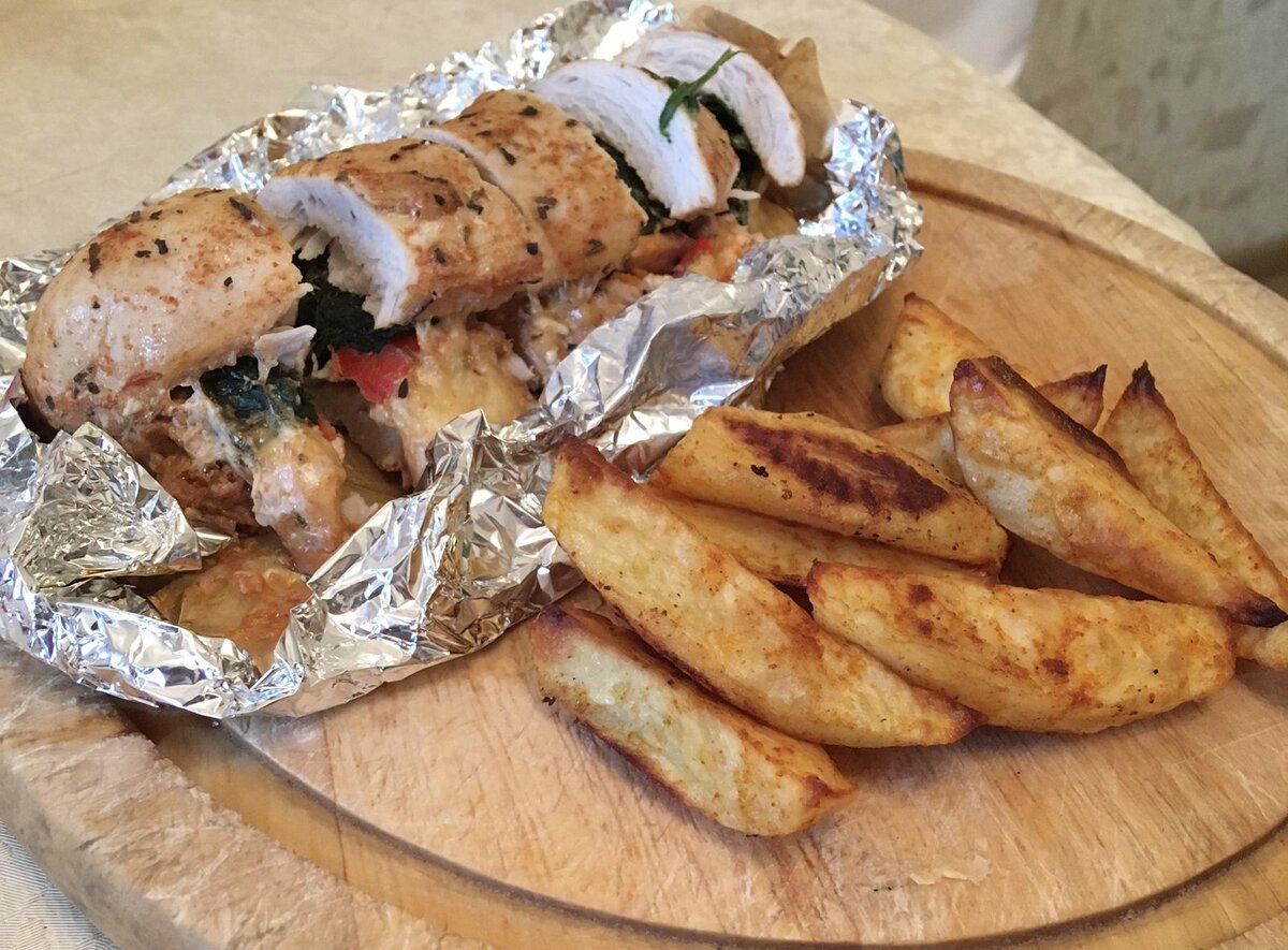 Готовится такой рулет довольно быстро и просто, а получается вкусно и ярко. 