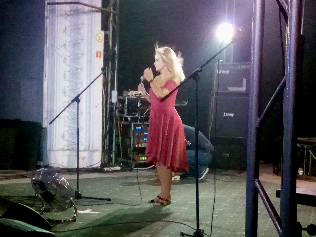 Поет Лидия Сафарова