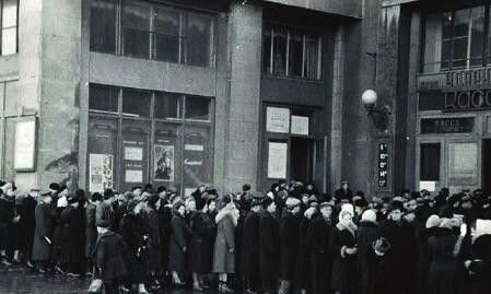 Такие вот очереди стояли в кинотеатры после войны.