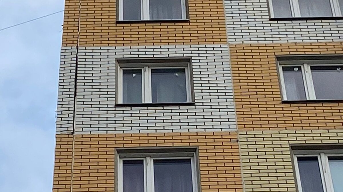    В подмосковном Дрожжино — катастрофическая ситуация. Дом на улице Южная -15, построенный компанией «Мортон» — правопреемником «ПИК», буквально разваливается на глазах. Трещина в плите превысила 5 сантиметров, жителей должны расселить.Что будет с домом, опасным для жизни, и жильцами, выясняли «НИ»