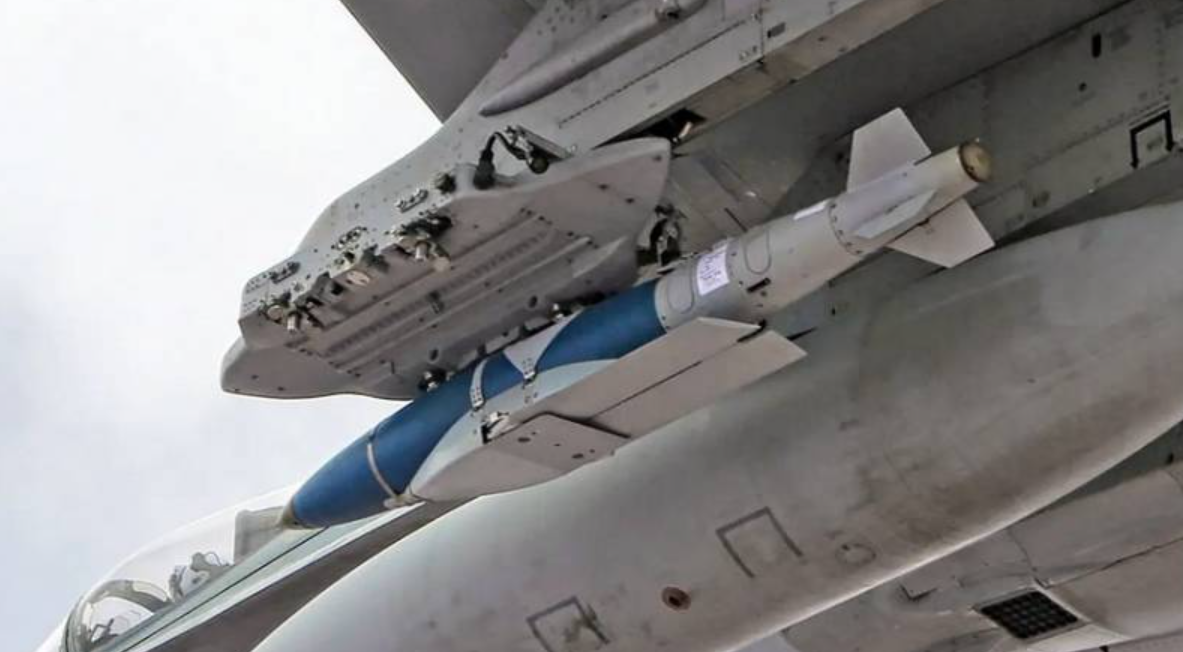 Бомба JDAM (200 кг) под крылом многоцелевой версии истребителя Ф-16. Фото USAF 