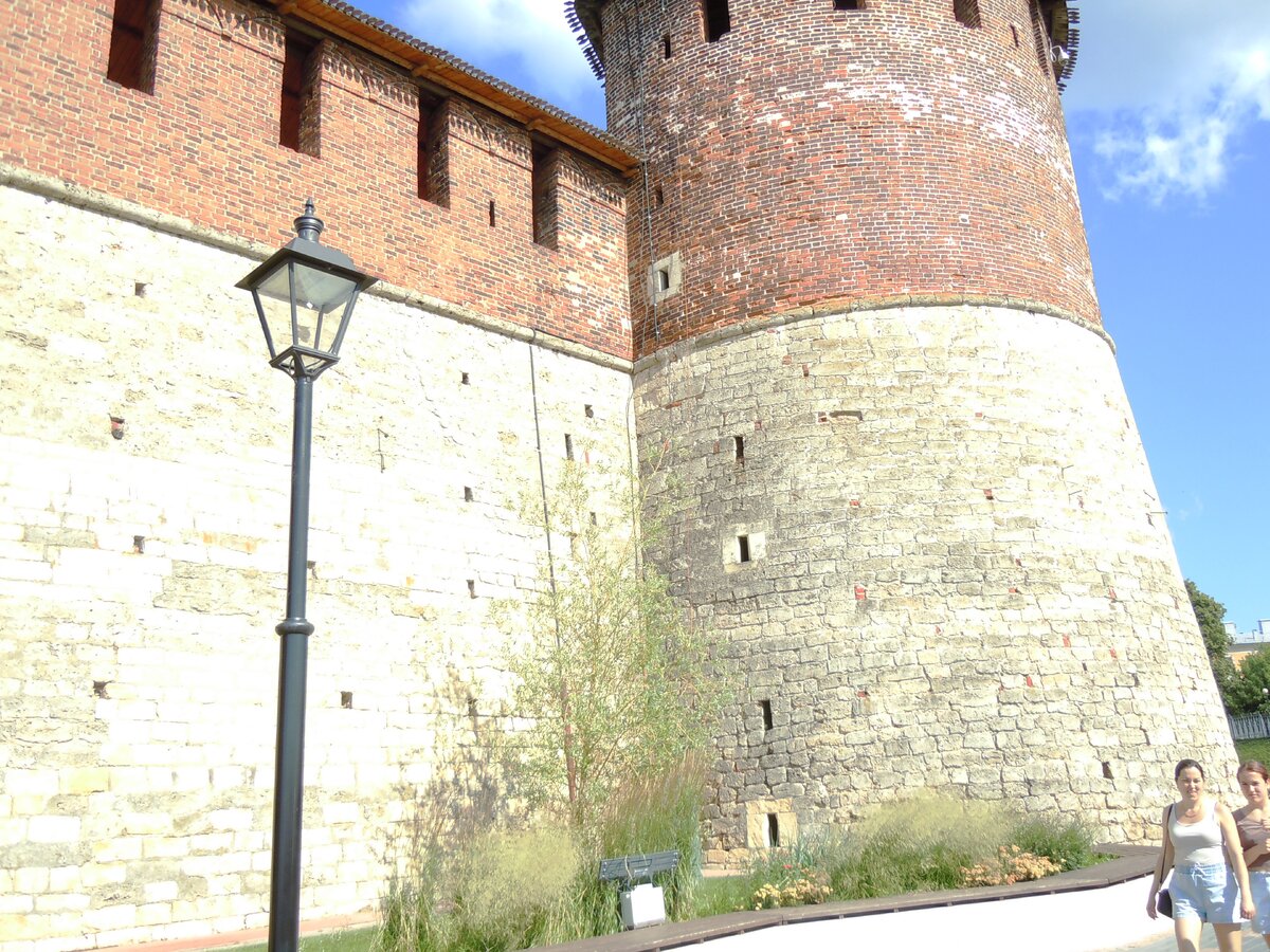 Ну вот, оползень около Северной башни, т. е. рядом с фуникулёром. Фото из репортажа с сайта NN.-16