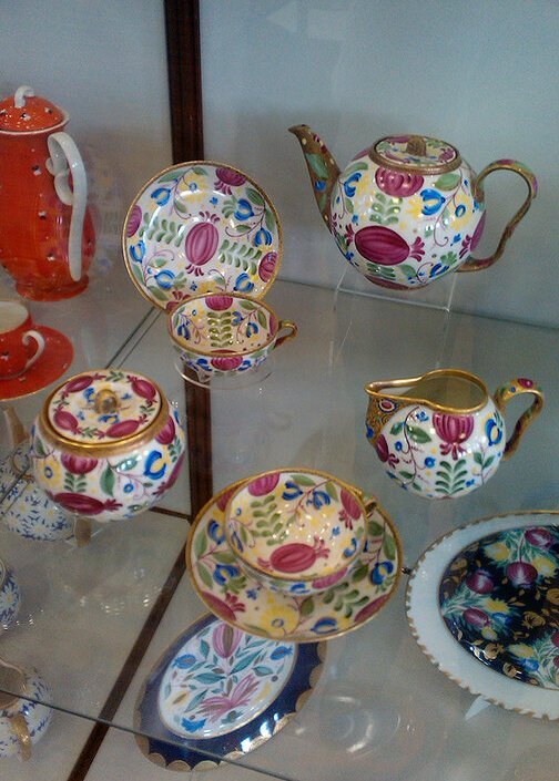 А вот и предметы сервиза с фантазийными цветами на форме С-1. Роспись продолжает кузнецовскую традицию Дулёво ручной росписи посуды цветами. Однако тут рисунок более мощный, цветы крупные, не мельчат. Фото взято из свободного доступа в интернете. 