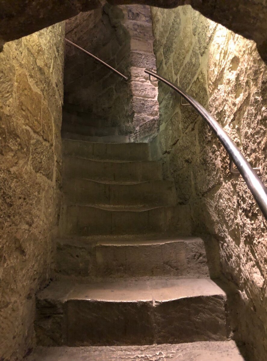 Узкие лестницы для подъема между этажами