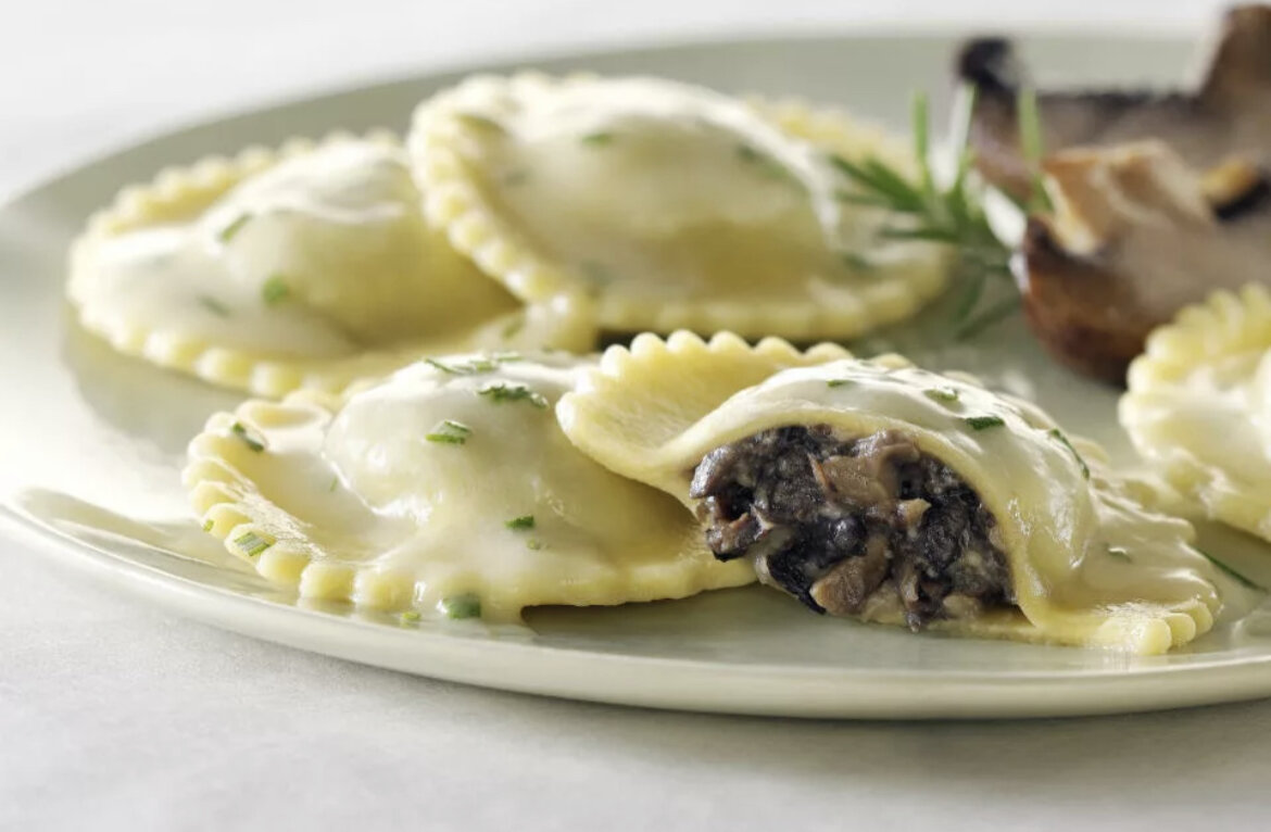 пельмени с грибами. вареники с грибами. пельмени с грибами и сыром. пельмени с грибами и сыром. равиоли с грибами и сыром.