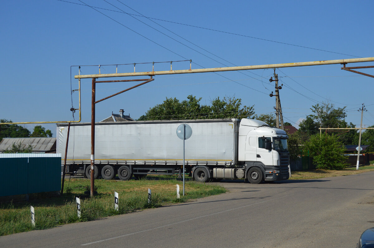 Фото автора. 03.07.2023. Автопоезд в станице, пытается сделать правый поворот, с трудом, но справился с поставленной задачей.