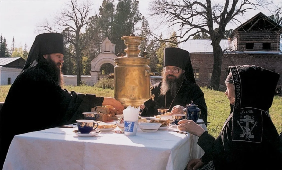 Священникам можно пить. Пёс смердящий иван васильевич. Батюшка а можно в пост пить водку. Батюшка причащает. Батюшка а в пост женщину можно.