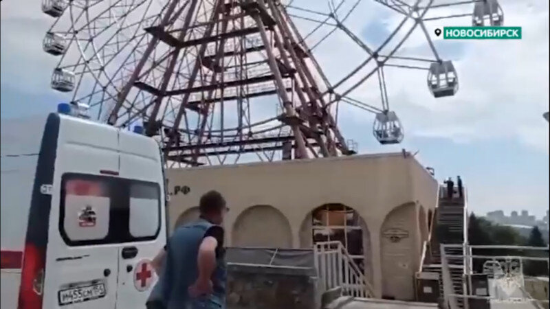     Люди застряли на колесе обозрения в Новосибирске. Mash Siberia