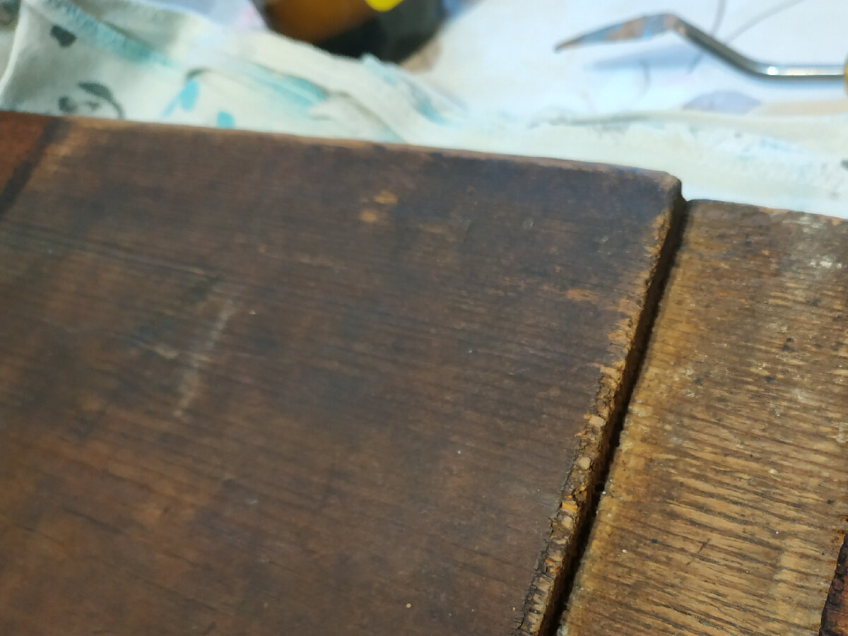 Слой стойких поверхностных загрязнений скрывает текстуру древесины.