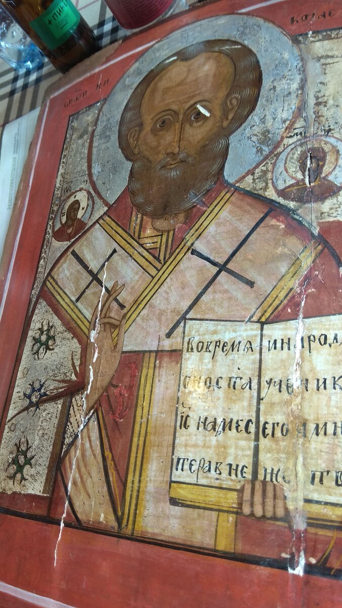 Вот фото иконы до реставрации. У неё полностью записаны поля - темно-красный цвет по периметру иконы с белоснежной, как офисная бумага, каёмочкой - это поздняя запись.