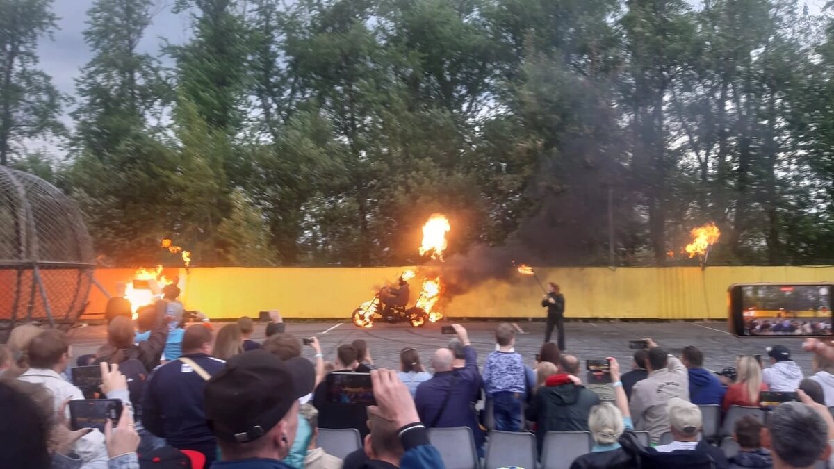 Мотоциклы, автомобили и каскадёры в огне. Очень впечатляет. 