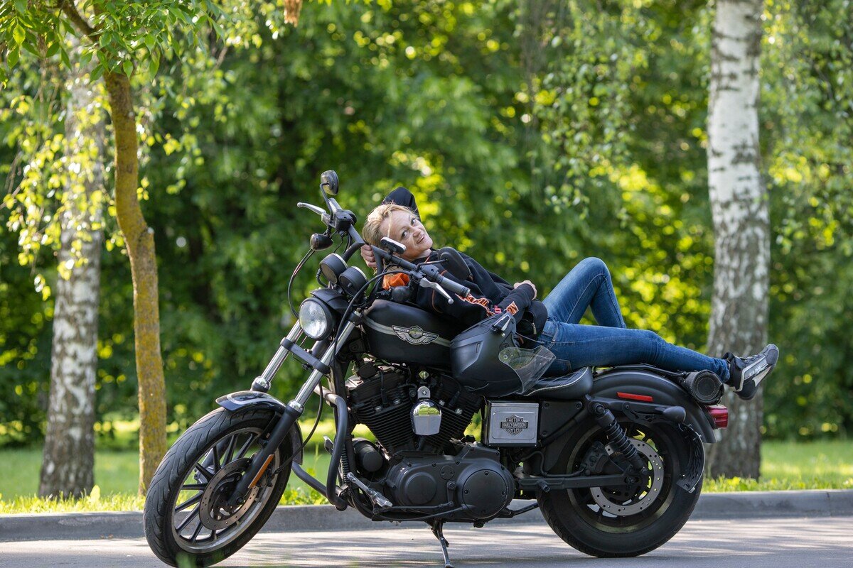 Harley Davidson Sportster и девушка