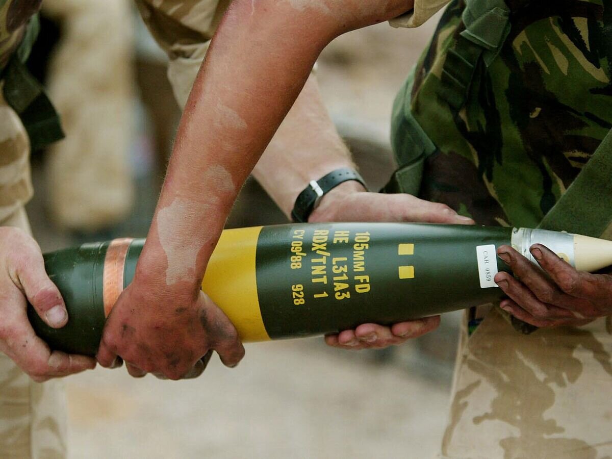    Осколочно-фугасный 105-мм снаряд© AP Photo / STEPHEN HIRD