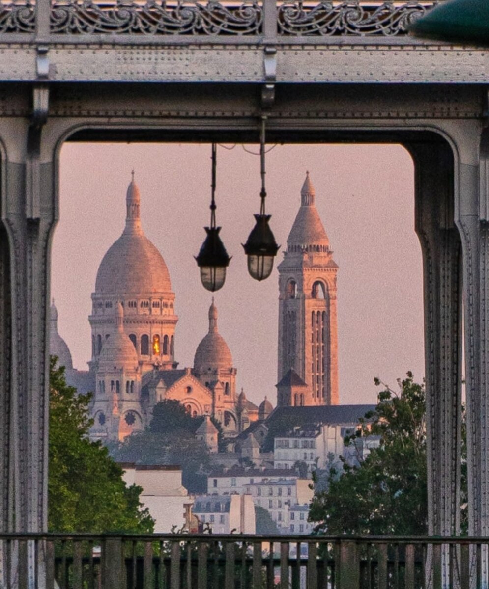 Pont de Bir-Hakeim. Вид с моста Бир-Хакейм ранним июльским утром.