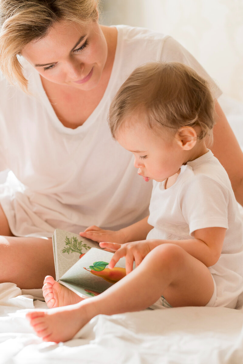 Изображение от <a href="https://ru.freepik.com/free-photo/portrait-of-mom-reading-to-baby-in-bed_8327325.htm#query=baby%20reading&position=8&from_view=search&track=ais">Freepik</a>