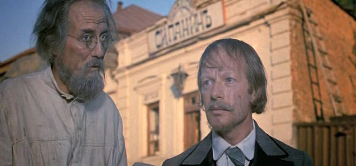 Евгений Евтушенко в роли Циолковского и актёр Альберт Филозов на улицах старой Калуги. Кадр из фильма. Фото: Кадр из фильма