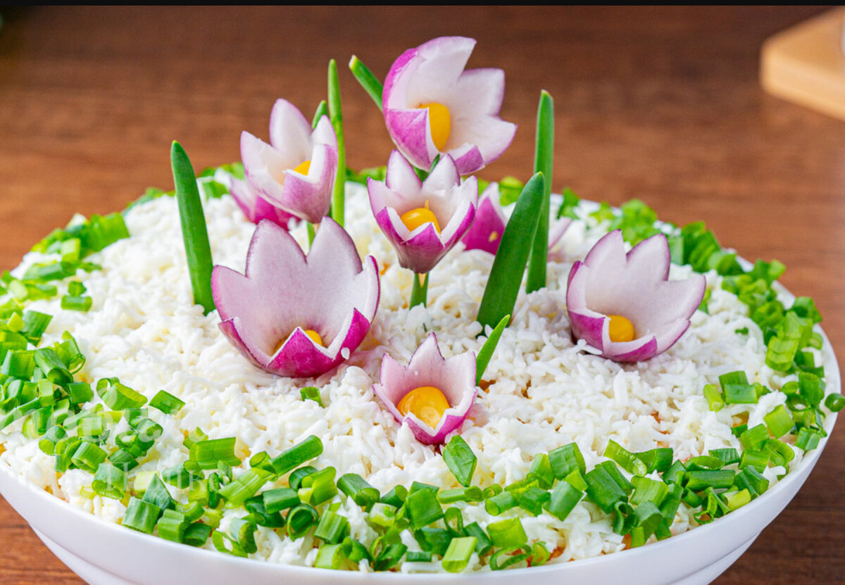 Весенние салаты на праздничный стол. Красивые салаты. Украшение салатов. Украшение салатов цветами. Необычное украшение салатов.
