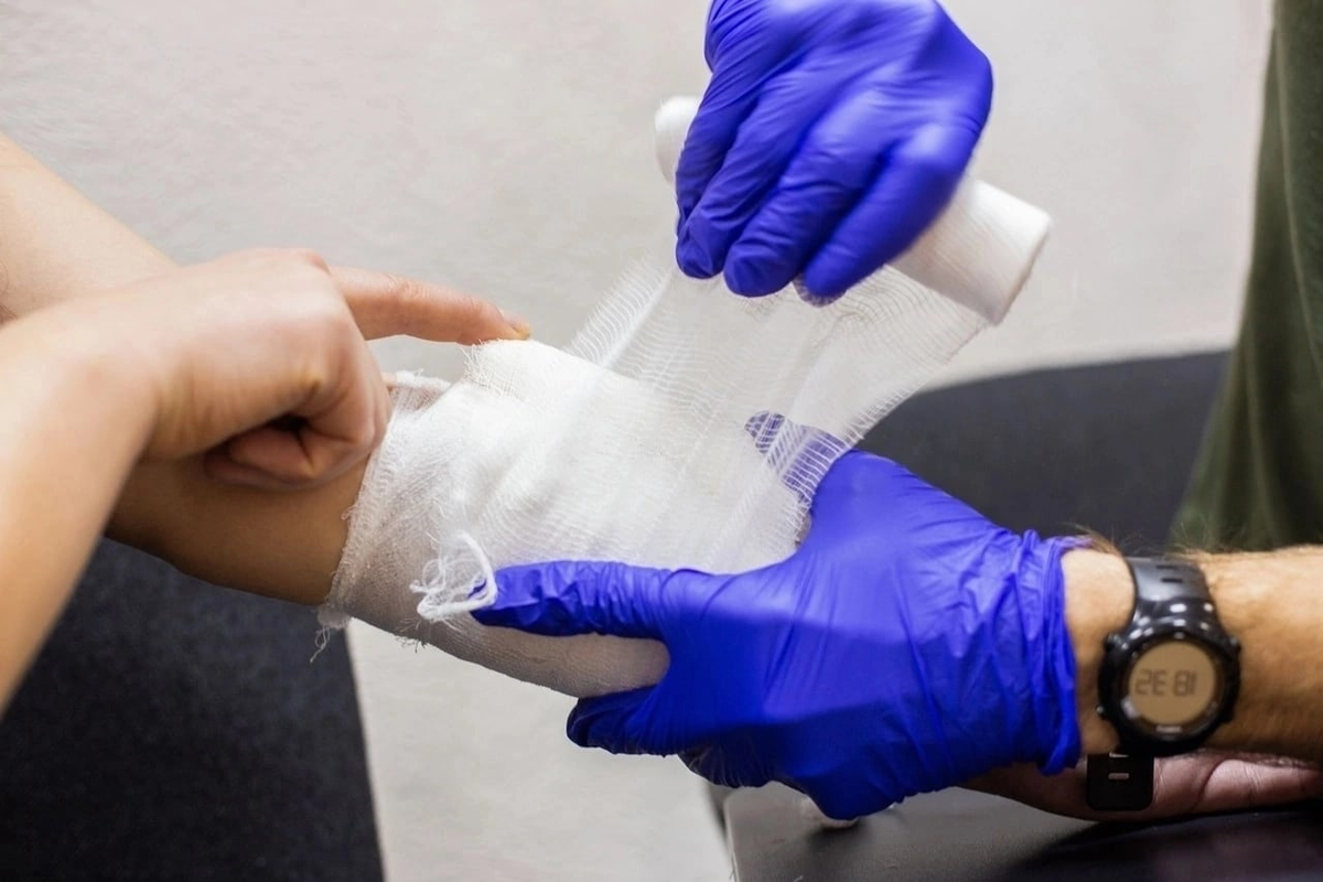 Перевязочные материалы являются основным составляющим экстренной части аптечки. 