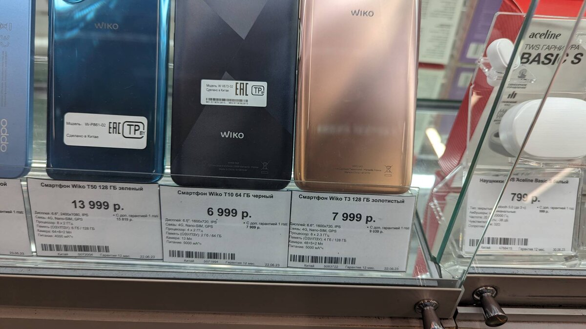 Данные смартфоны я не рекламирую и не пытаюсь рекомендовать, просто увидел в магазине