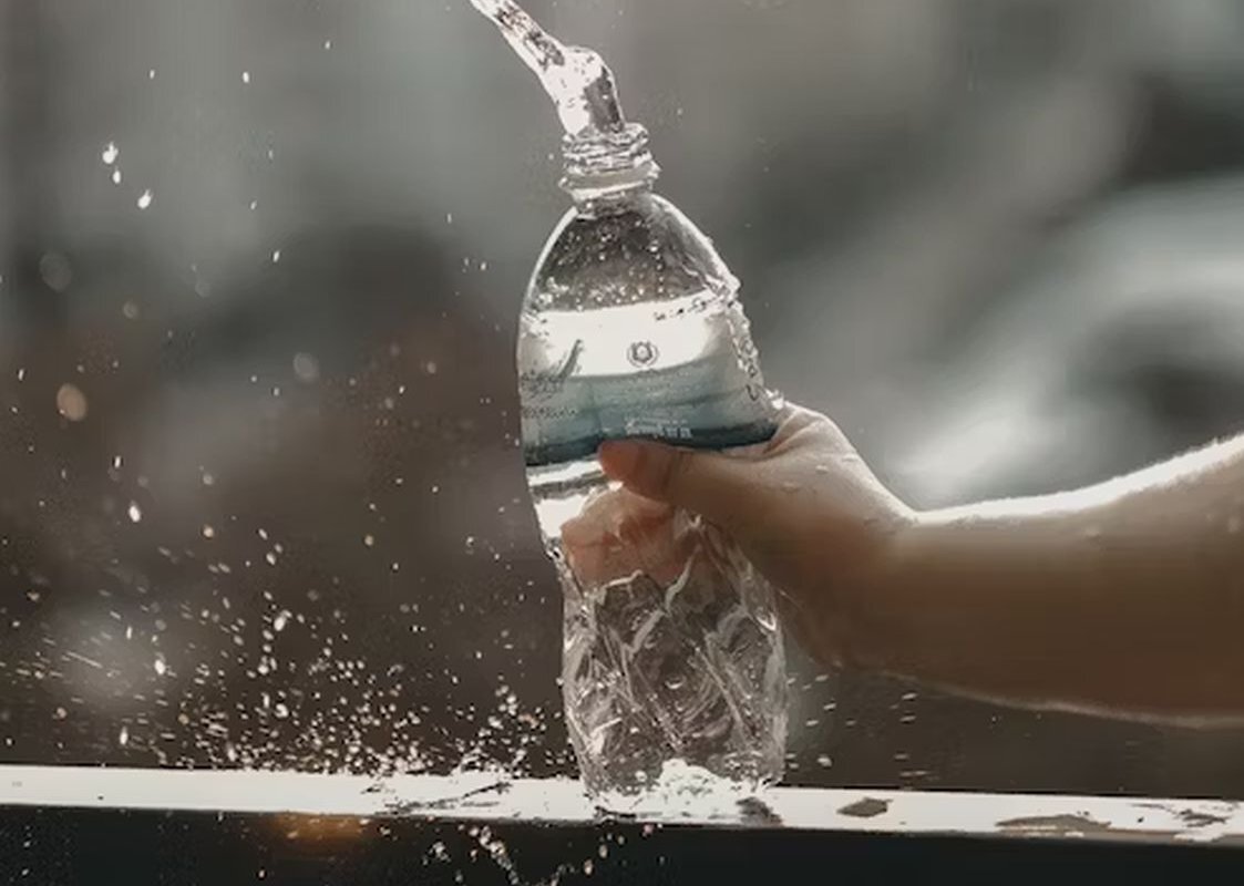 Бутылка для воды с кристаллом. Редкие капли воды на бутылке. Мужчина со стаканом воды. Опасная жидкость бутылка природа таинство. Горячая вода опасна