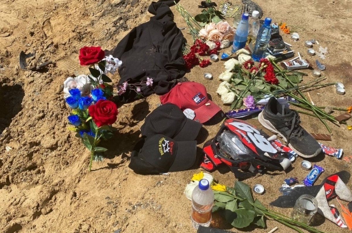    Стихийный мемориал появился на месте гибели подростков-мотоциклистов в Чите