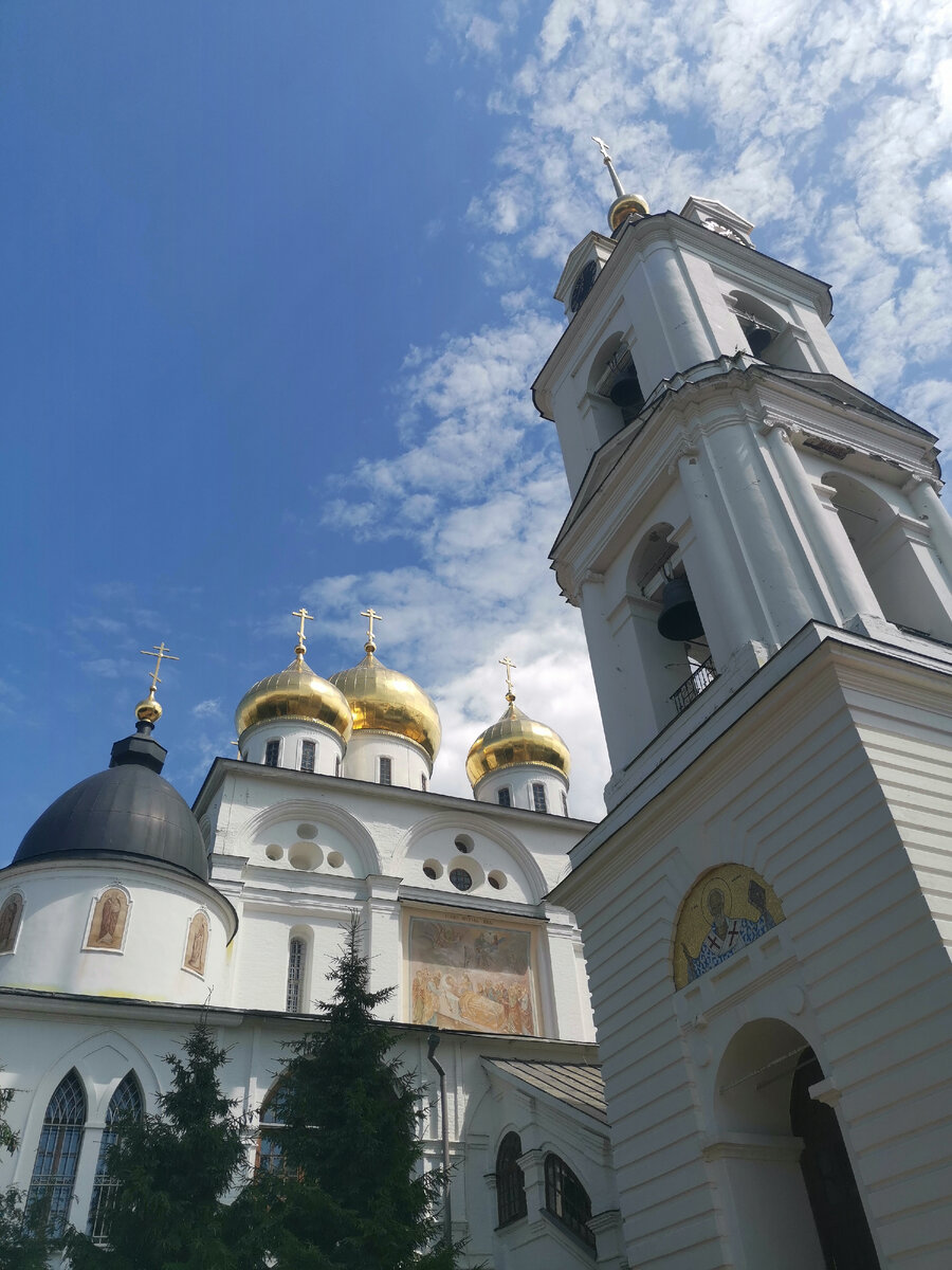 Собор действующий. Я заходить не стала. Не люблю бывать в церквях. Просто поснимала снаружи