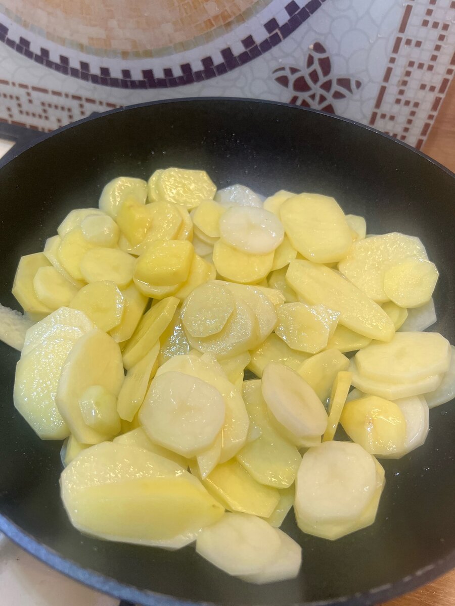 Первым делом, нарезаем картофель как вам нравится, далее обжариваем его до готовности на растительном масле на сковороде ( можно это блюдо сделать без обжарки , и сразу выложить слоями на противень в духовку ,особенно если вы следите за фигурой) НО так будет вкуснее и сочнее ,картофель будет с корочкой , а фарш обжаренный, а не варенный. Картофель солим, перчим ( я добавляю еще сухой чеснок) 