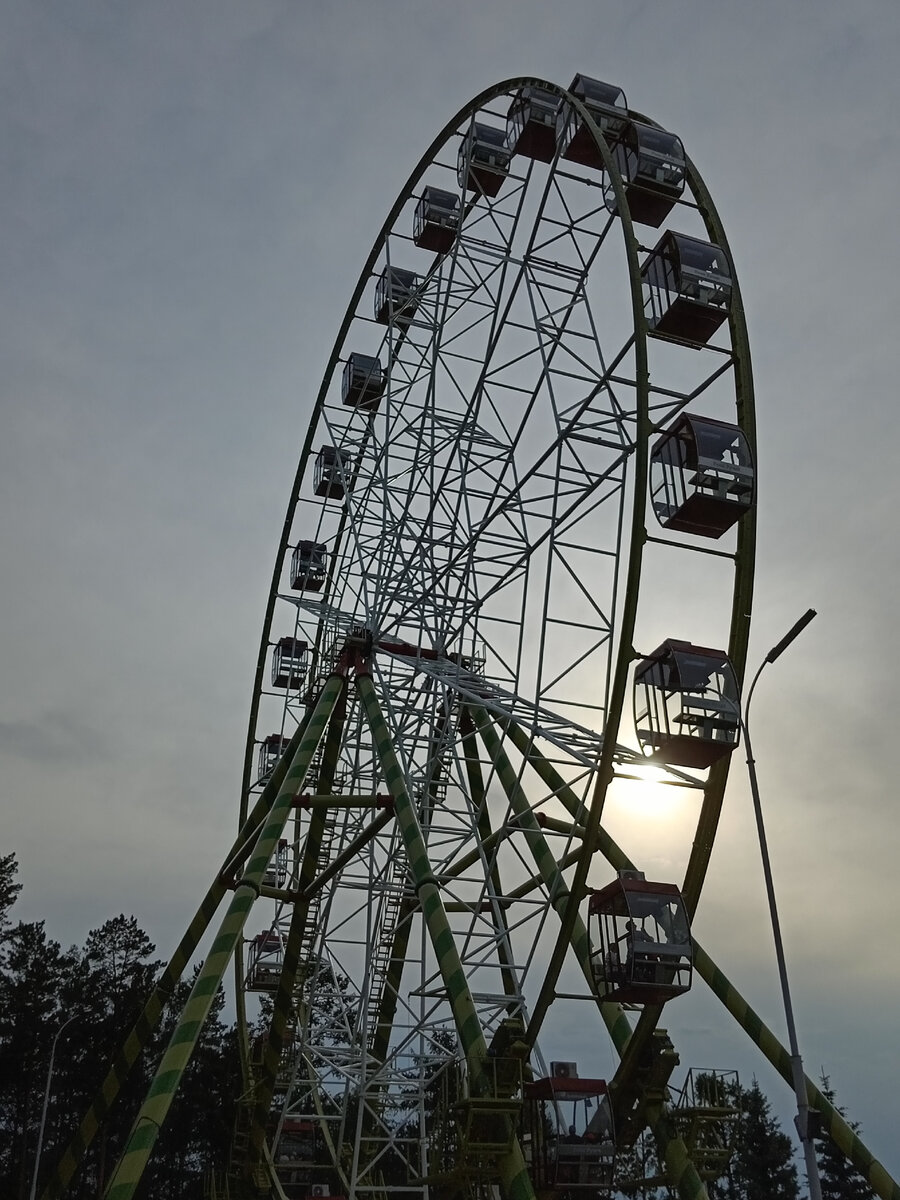 Ну ладно, не огромное) но всё равно впечатляет. 50 метров в высоту.