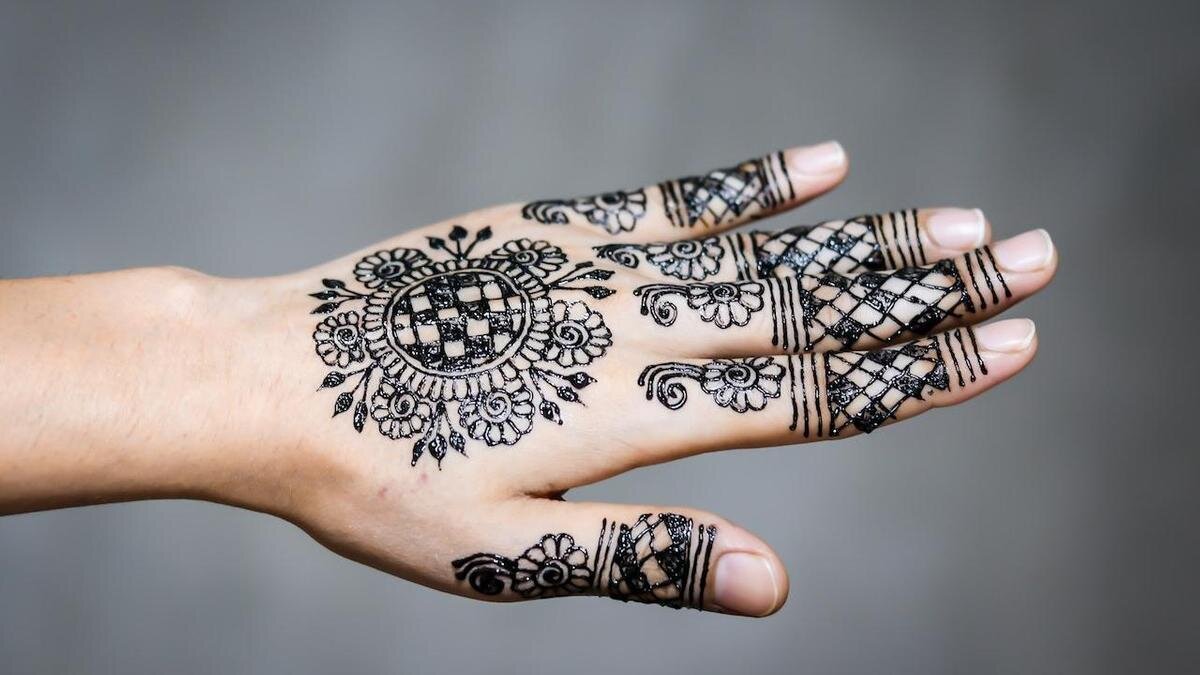    Рука, украшенная рисунком хной:Pexels