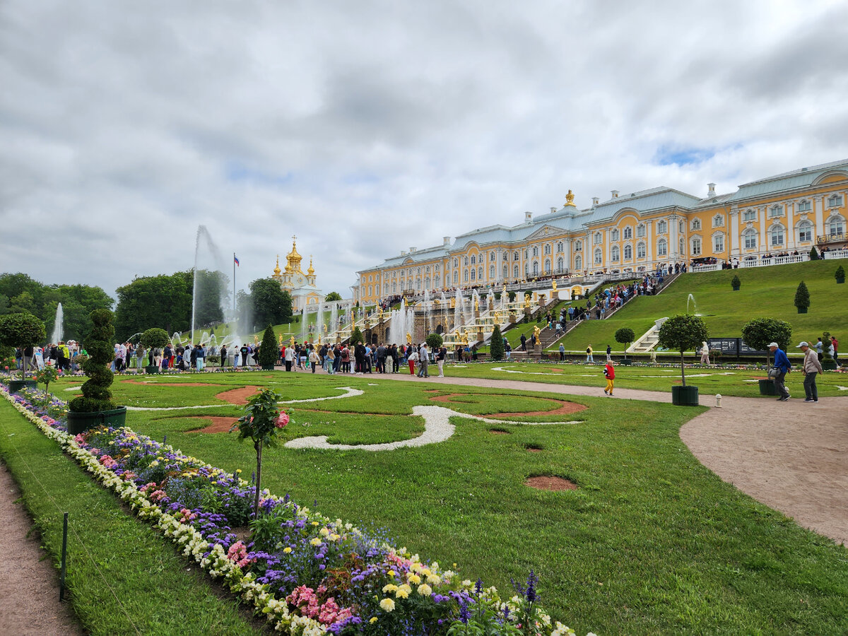 Людей в Петергофе море, так что лучше не выпускайте своих чад из поля зрения
