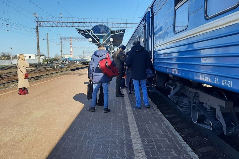    Подростки разбили стекло в вагоне поезда "Брест-Хотислав". Фотоиллюстрация: архив «КП»