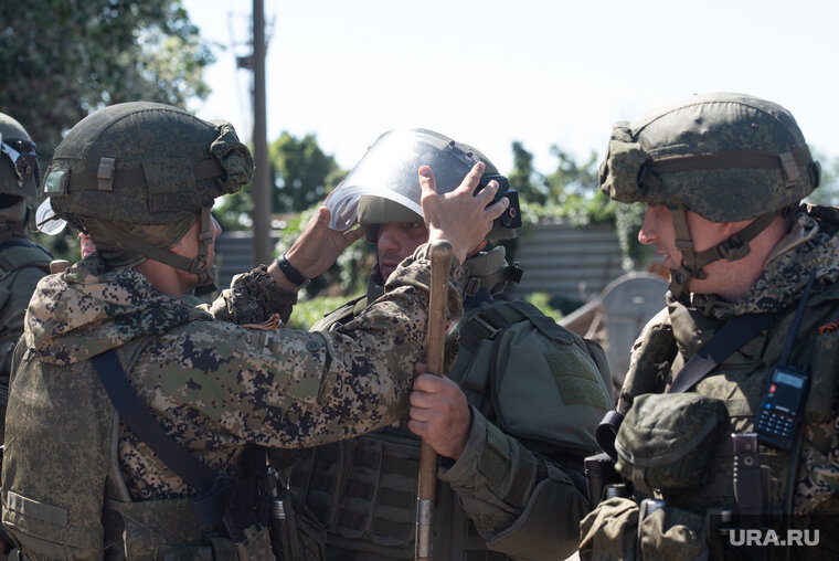    Замминистра обороны РФ Виктор Горемыкин инициировал комиссионную проверку воинской части в зоне СВО, на которую жаловались бойцы из ХМАО