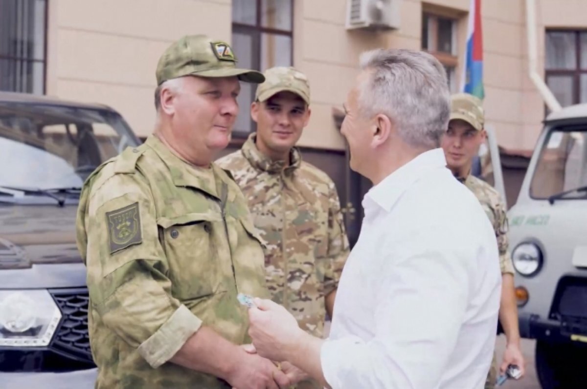    Александр Моор передал тюменским бойцам ключи от 9 автомобилей