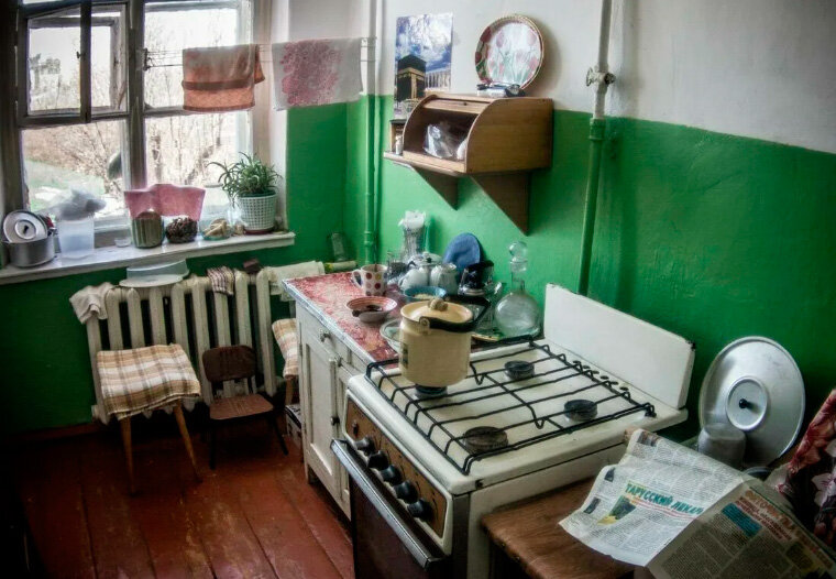 Узкая кухня без дизайнерских ухищрений. Приблизительно так она могла бы выглядеть в своём первозданном виде. (Исходное фото найдено на krot.info).