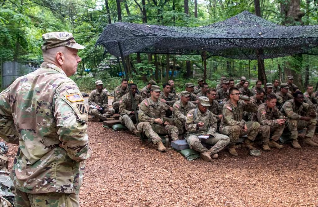 Инструктор по летней подготовке курсантов роты В 4-го батальона 399-го учебного полка (CST) наблюдает за проведением блока инструктажей по вопросам руководства подразделениями 9 июля 2023 года на тактическом курсе в Форт-​Ноксе, штат Кентукки.