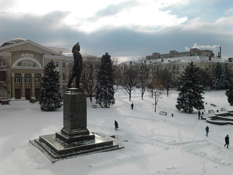 Центральная площадь в Артёмовске. Этот памятник Ленину потом снесли, это делали по всей стране, хорошо хоть фото есть
