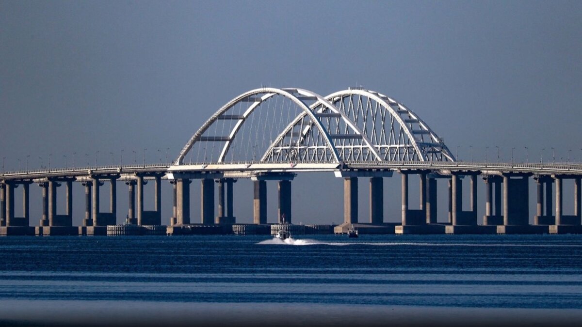     Атака на Крымский мост показала, что у современных мостов слабых мест нет, говорят специалисты. Сегодняшние повреждения выглядят даже менее значительными, чем те, которые были нанесены в октябре 2022 года. При этом заряд, использованный для подрыва, мог составлять 1000 кг взрывчатки.
