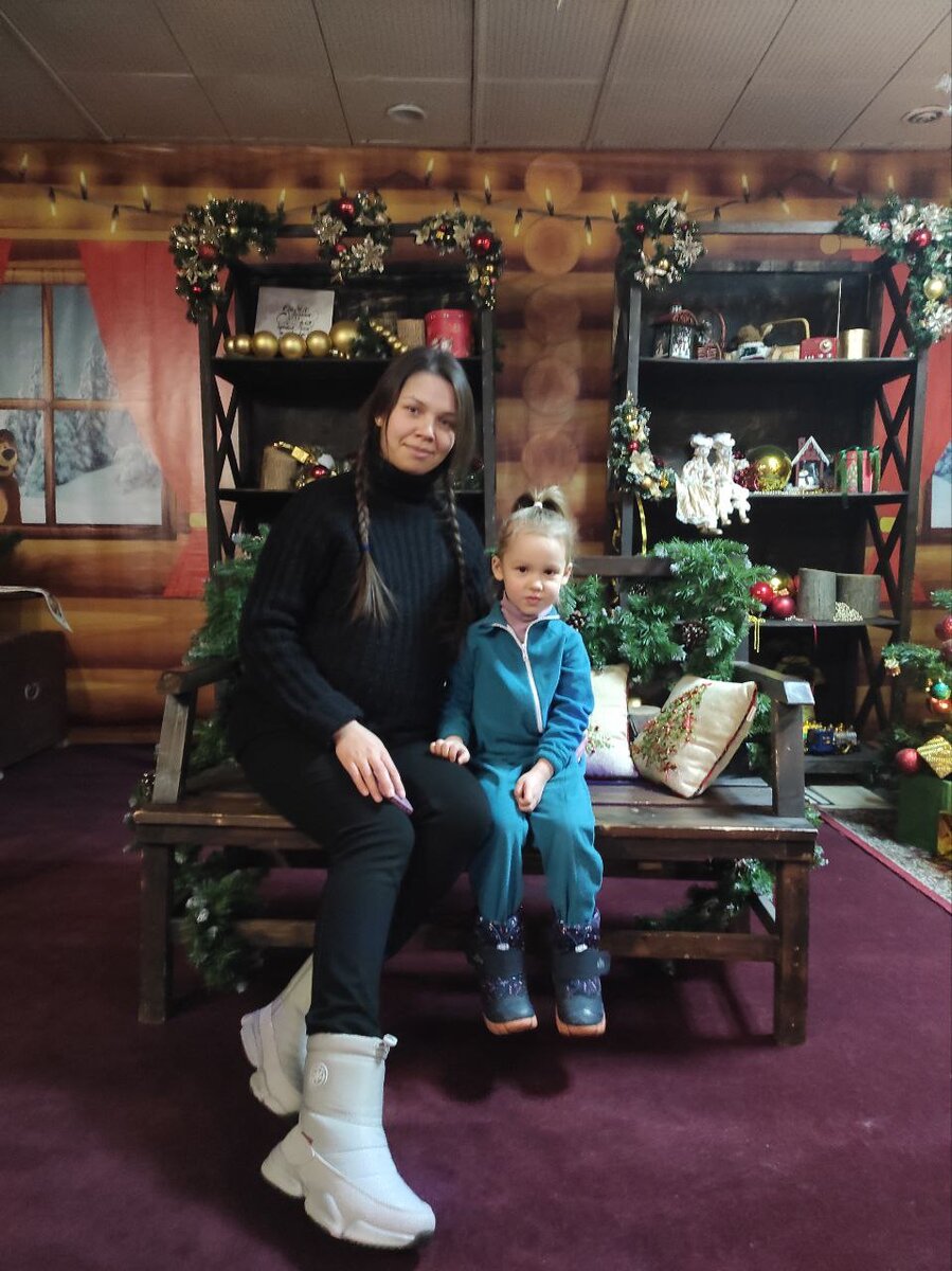 Вот я в своих брюках для беременных и в свитере мужа😄