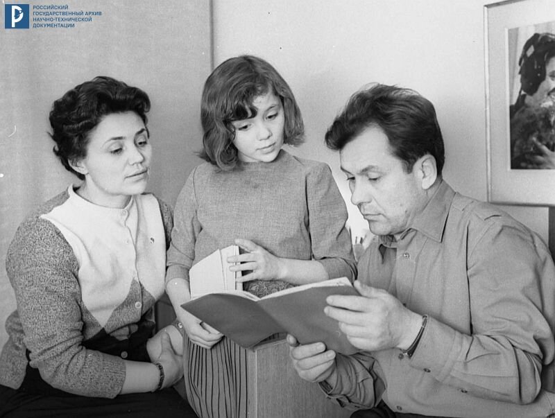 М.Л. Попович в кругу своей семьи. 1967 г. РГАНТД. Арх. № 1-15997