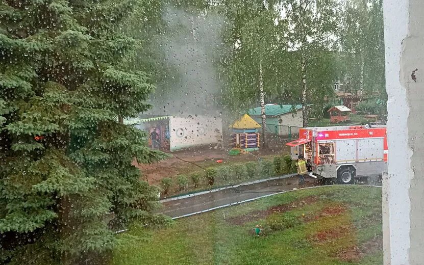    По веранде в детском саду Ижевска ударила молния