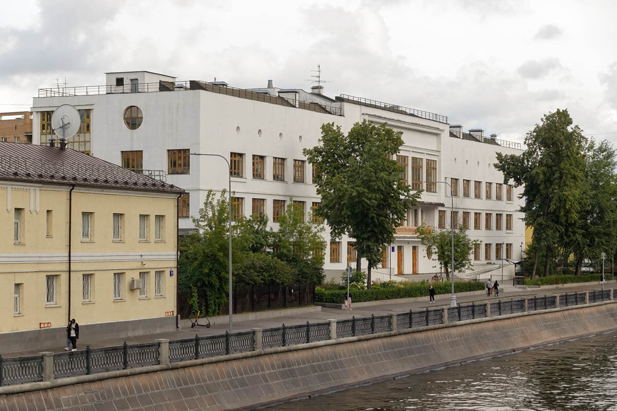 Прогулка по Москве. Опасное здание с бомжами, неизвестная пешеходная улица,  и многое другое | Самый главный путешественник | Дзен