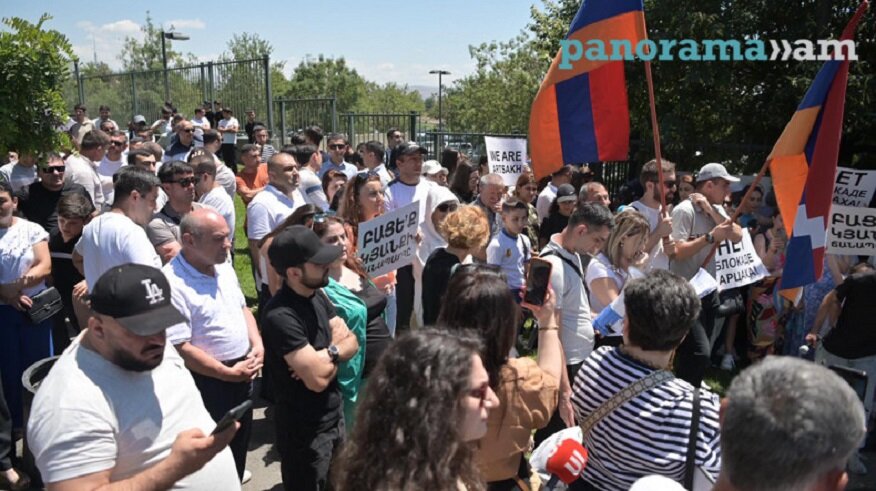 Участники акции под лозунгом «Мы - Арцах!» после представления своего обращения сотрудникам посольства Франции в Ереване шествием направились к посольству США в РА.-2