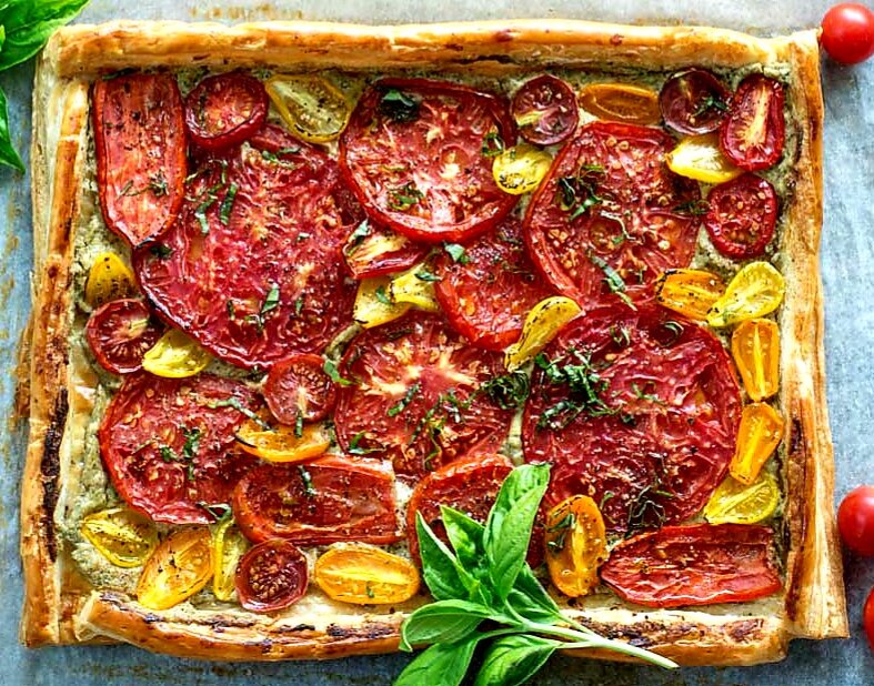 Пирог с сыром, со свежими помидорами и базиликом