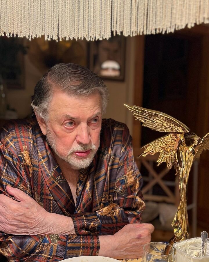    Александр Ширвиндт со статуэткой "Ника"Соцсети