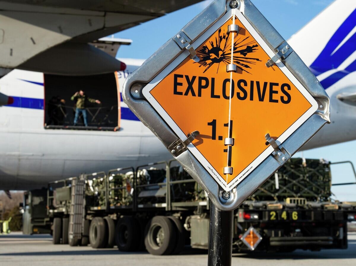    Погрузка бронежилетов и шлемов для Украины на базе ВВС США Дувр© U.S. Air Force / Roland Balik