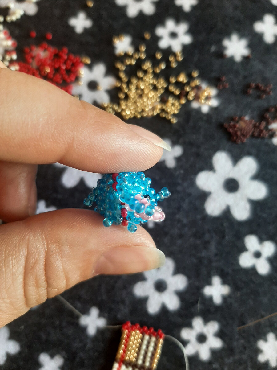 А здесь можно разглядеть хвостик и ножки, хобот тоже видно.