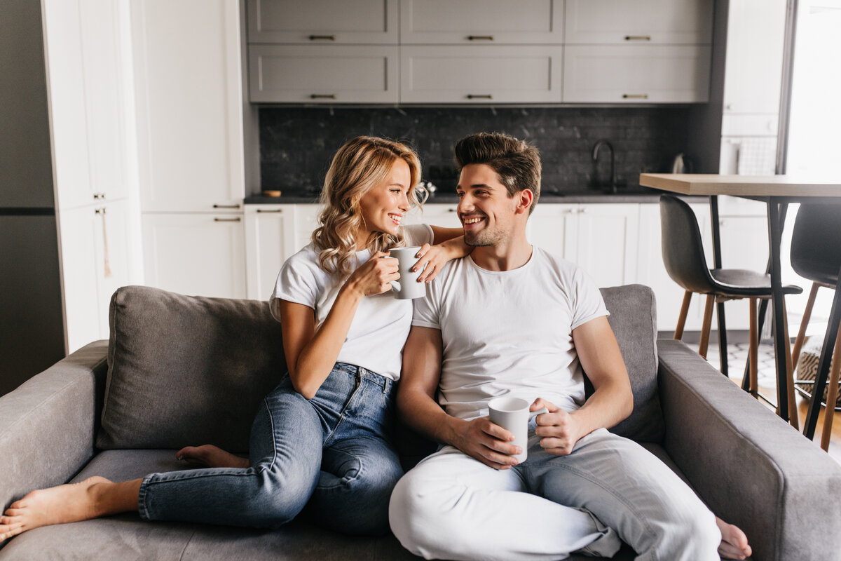 <a href="https://ru.freepik.com/free-photo/couple-in-love-sitting-on-sofa-holding-cups-looking-at-each-other-and-smiling-romantic-couple-enjoys-morning-together-at-home_12152253.htm?query=%D0%BC%D1%83%D0%B6%20%D0%B8%20%D0%B6%D0%B5%D0%BD%D0%B0#from_view=detail_alsolike">Изображение от lookstudio</a> на Freepik