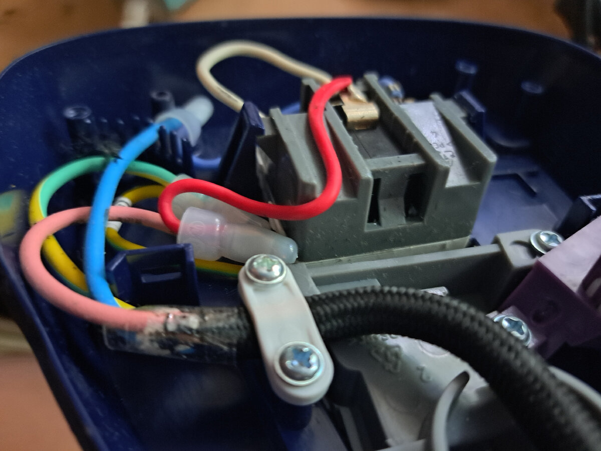 Вот так выглядит подставка нашего утюга внутри