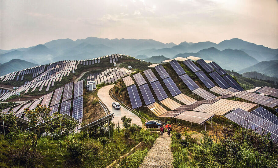 Энергетика кнр становится чистой все быстрее. Китай Тайхан солнечные батареи. Солнечные панели на горе Тайхан. Китай ВИЭ. Китай ВИЭ солнечные.